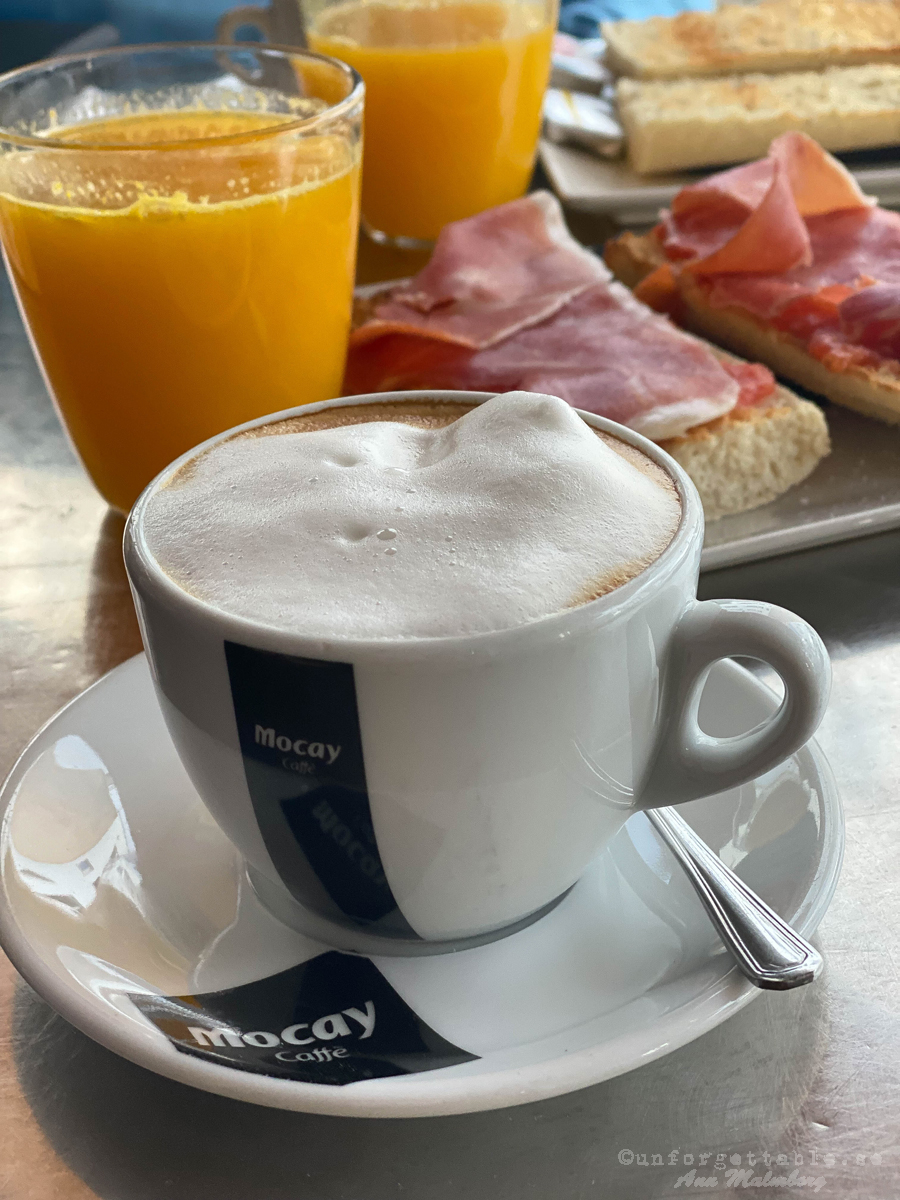 Bon temps café & Tienda mittemot hotellet i Palma de Mallorca