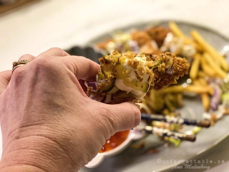 Frasiga chicken bits med rödlök, gurka, majonnäs