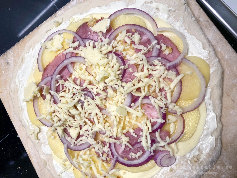 Pizza bianco med julskinka, potatis & rödlök