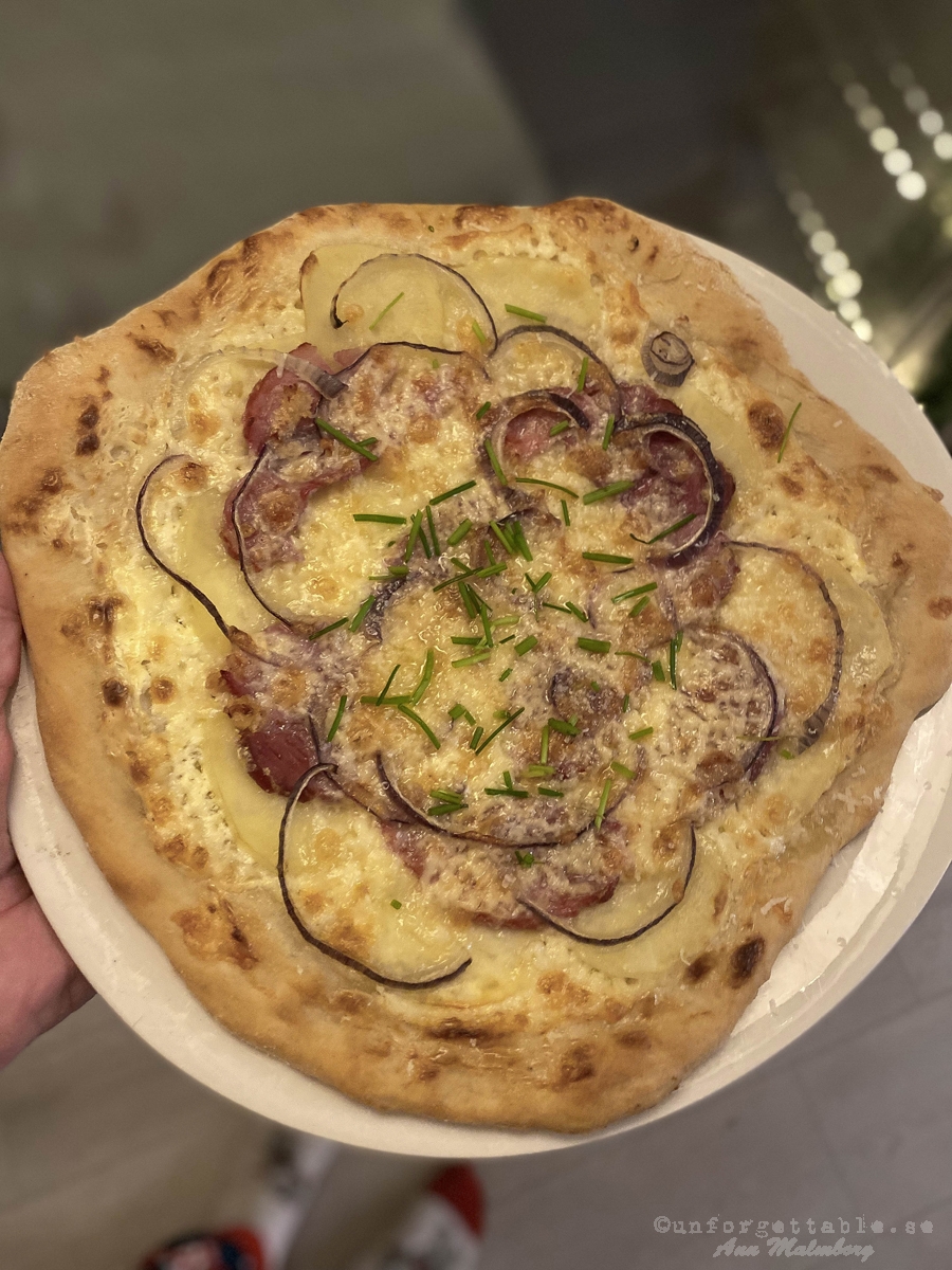 Pizza bianco med julskinka, potatis & rödlök