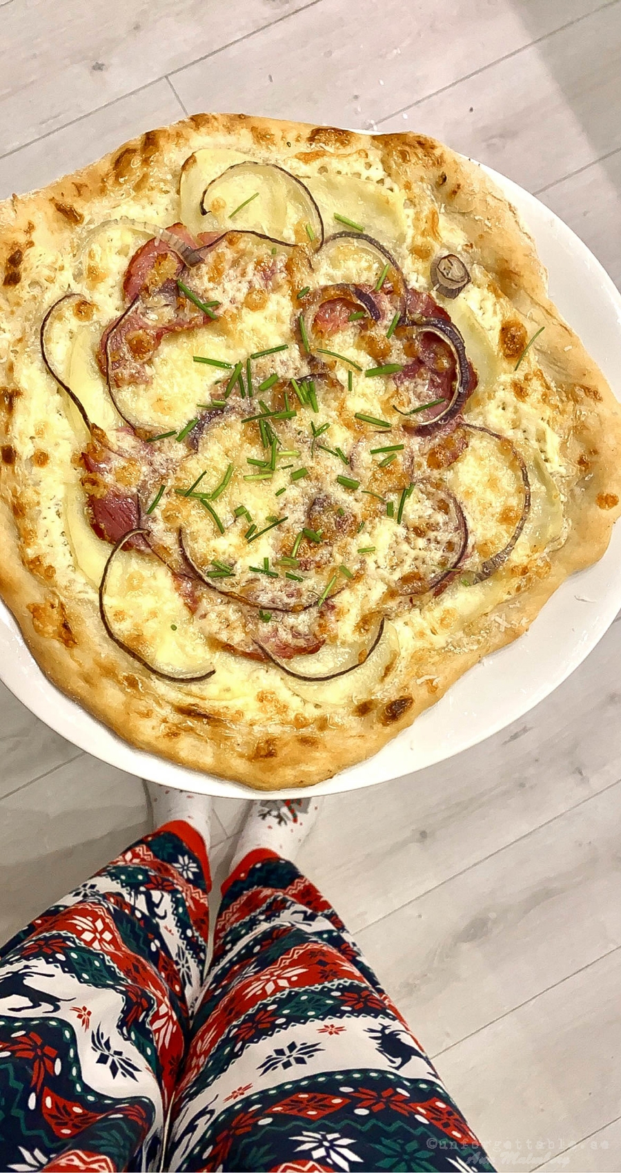 Pizza bianco med julskinka, potatis & rödlök