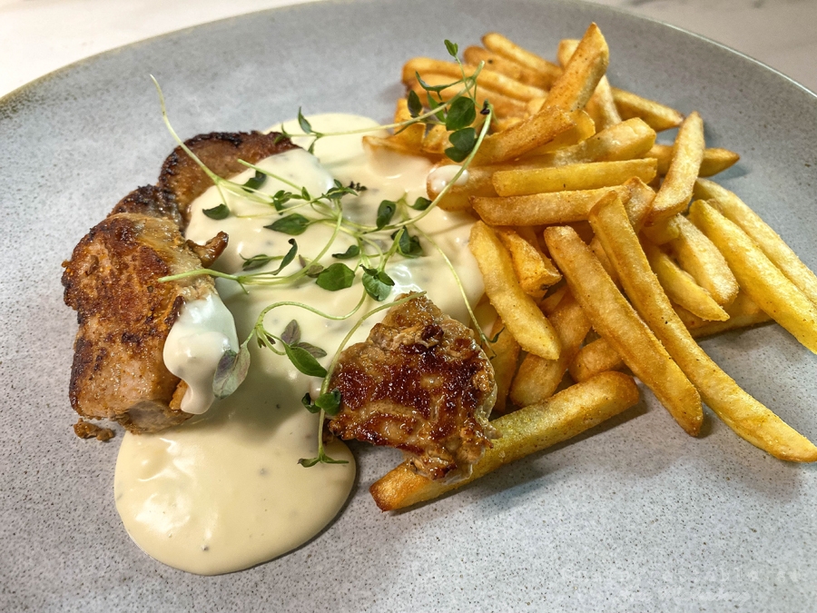 Friterat är godast!  Fläskfilémedaljonger med pommes frites och ädelostsås