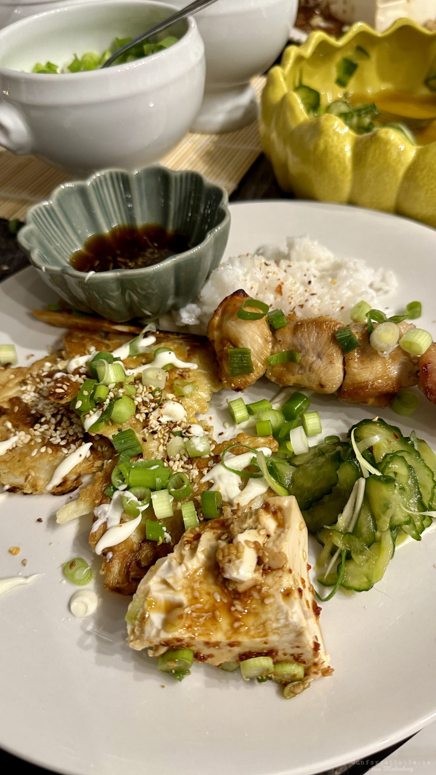 Japansk middag - Okonomiyaki Yakitori Sunomono Beikudochizukeki