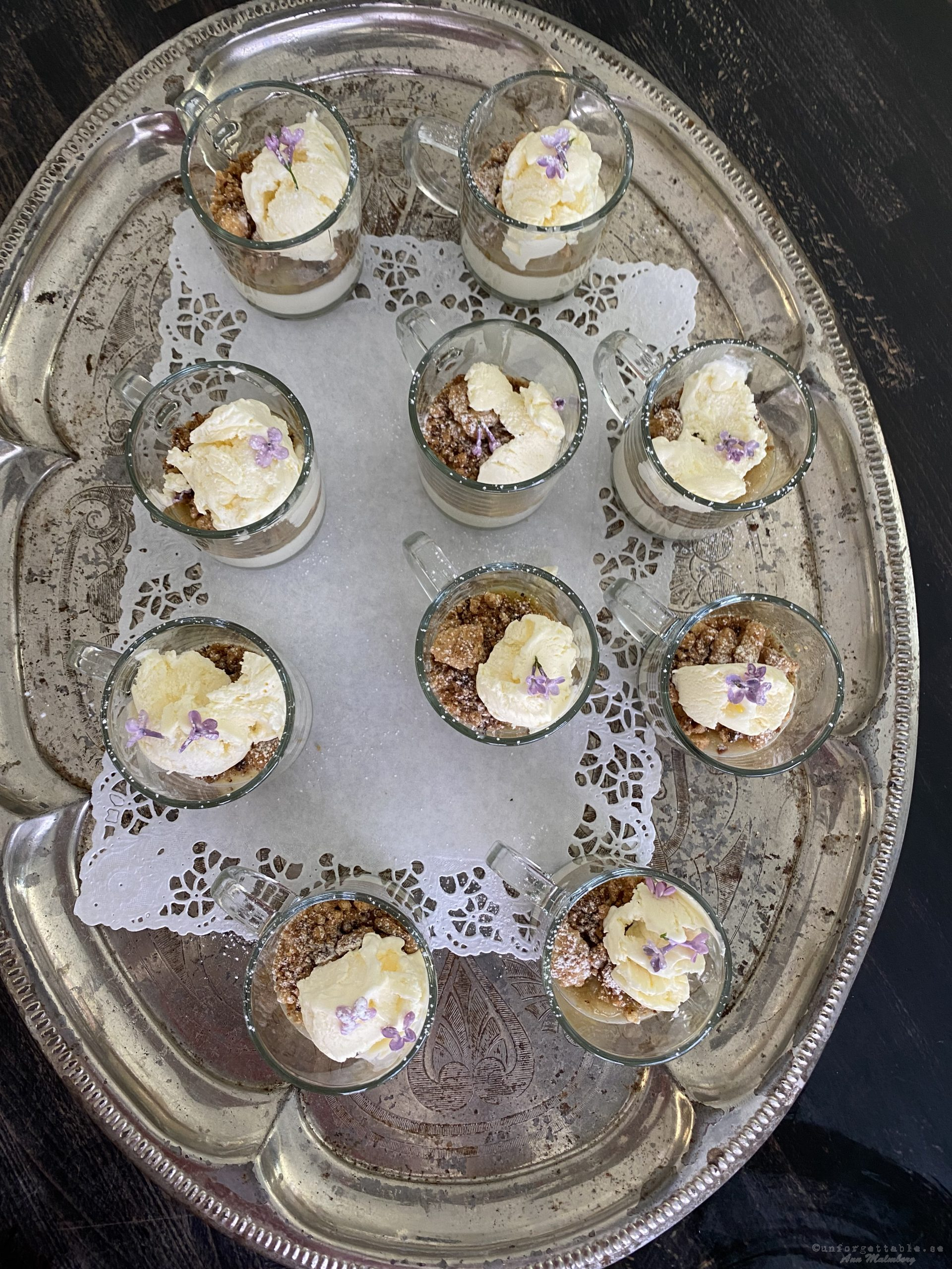Vaniljpannacotta med äppelkompott och smulpajcrunch