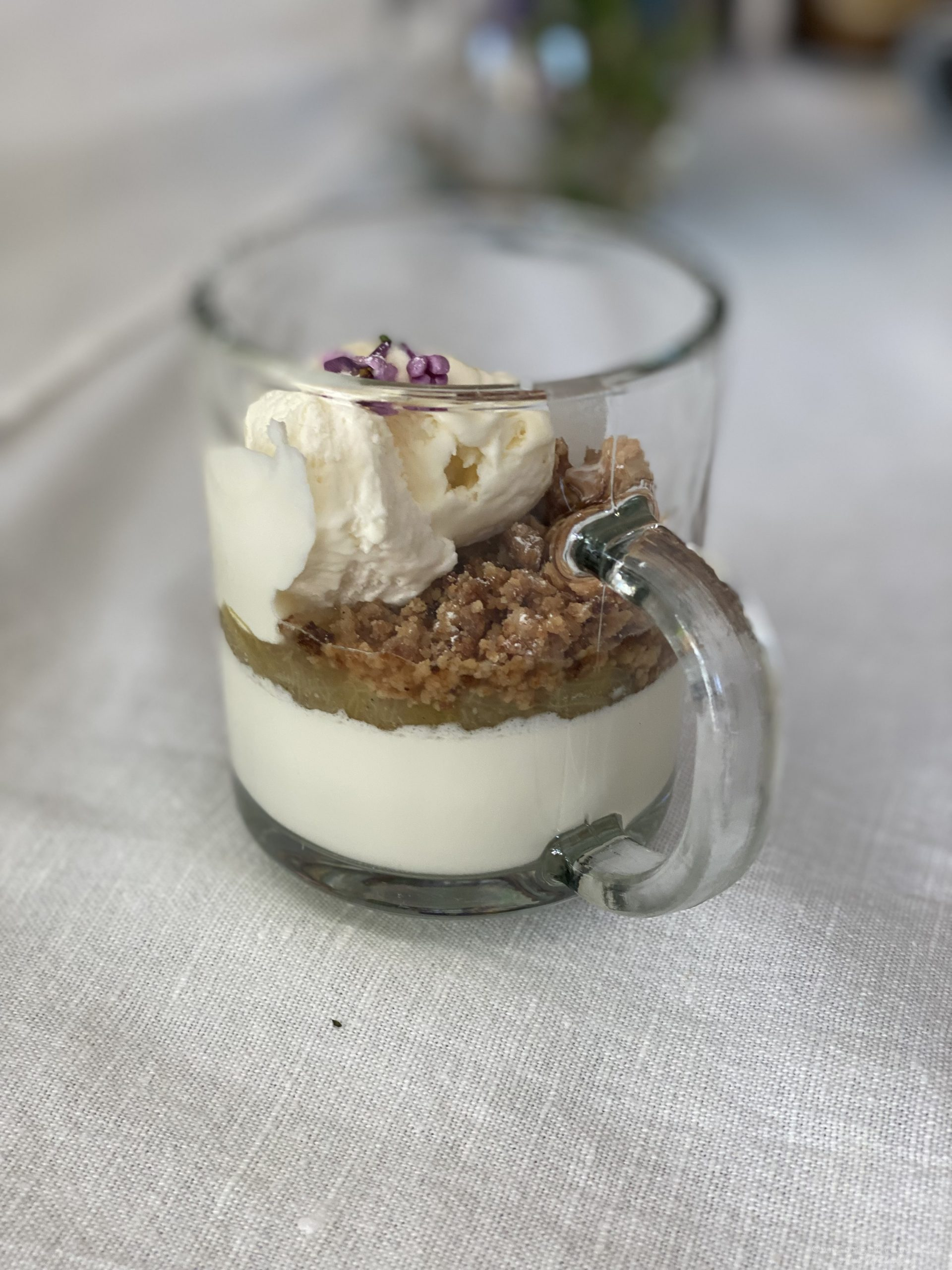 Vaniljpannacotta med äppelkompott och smulpajcrunch